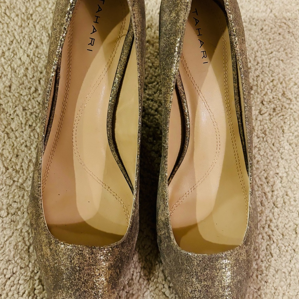Never worn 9-1/2 TAHARI GOLD 3” heels pump